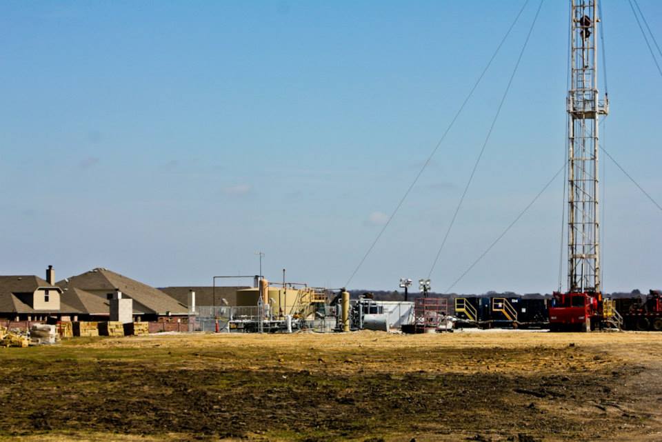 Fracking rig near homes in Denton, Texas